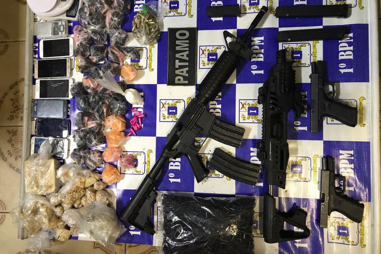 Duas pistolas e grande quantidade de coca&iacute;na e crack foram apreendidas