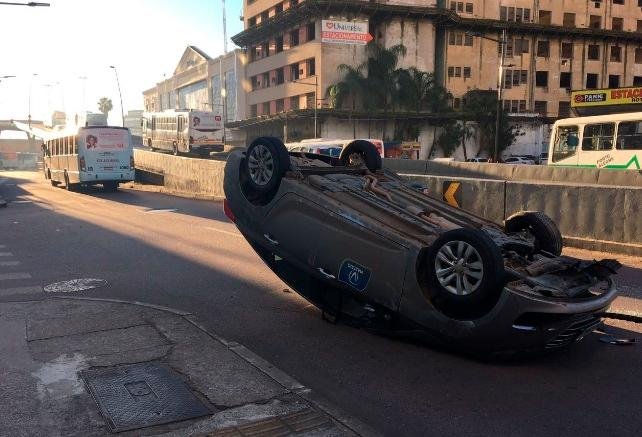 Motorista capota carro ap&oacute;s bater em mureta em Porto Alegre 