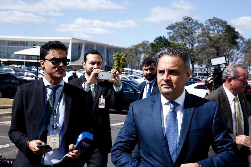 A&eacute;cio retoma mandato e chega ao Senado para reuni&atilde;o de partido