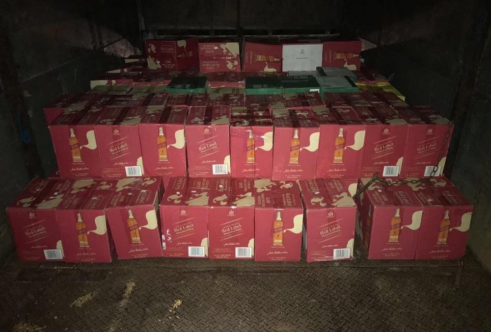 Caminh&atilde;o com 150 caixas de bebidas ilegais foi apreendida pela PRF e Receita Federal nesta quarta-feira