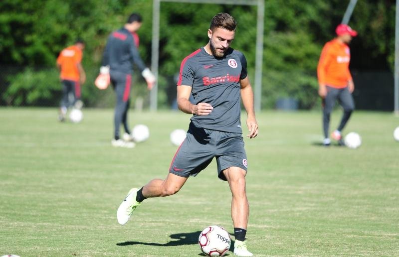 Cl&aacute;udio Winck treinou entre os titulares nesta quarta-feira em Viam&atilde;o