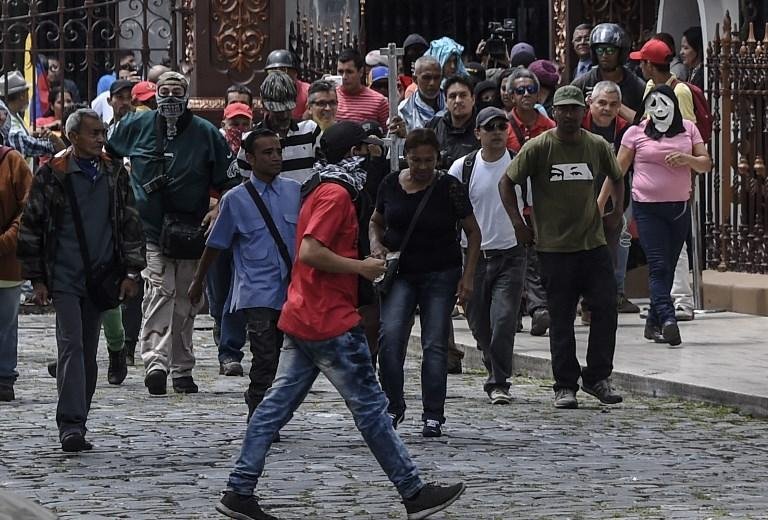 Simpatizantes do governo venezuelano invadiram parlamento e atacaram deputados