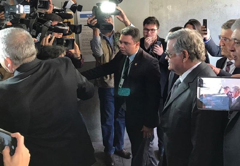 Advogados de Temer entregam defesa na CCJ da C&acirc;mara