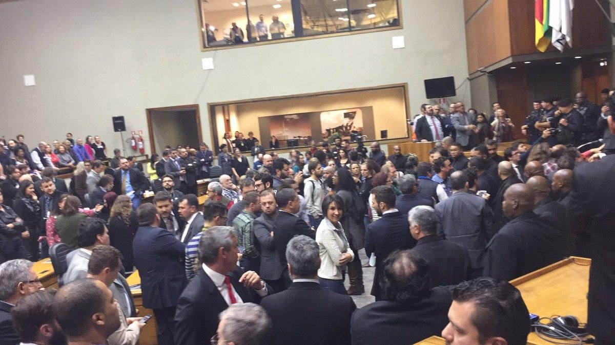 Plen&aacute;rio da C&acirc;mara foi invadido por manifestantes