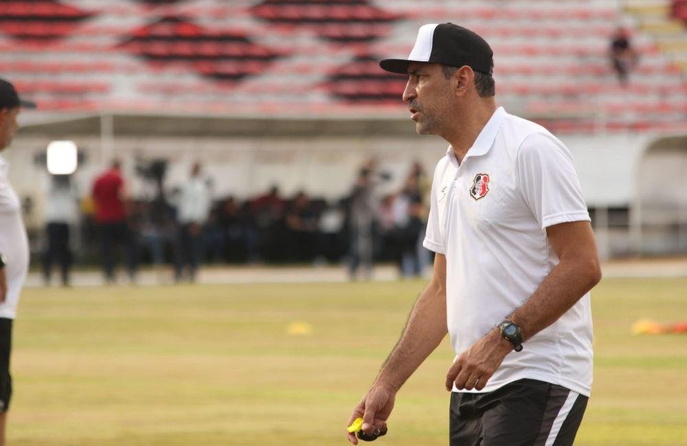 Vin&iacute;cius Eutr&oacute;pio trabalhou no Santa Cruz na S&eacute;rie B