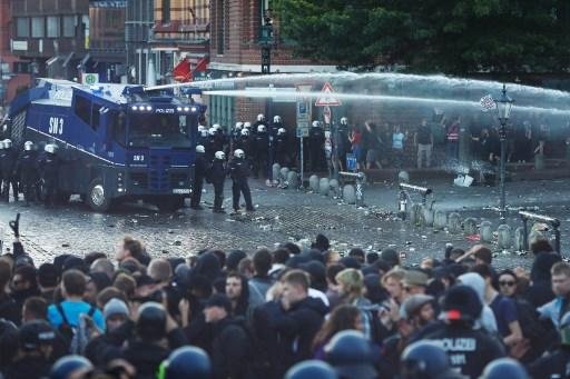 Policiais e manifestantes entraram em confronto na Alemanha