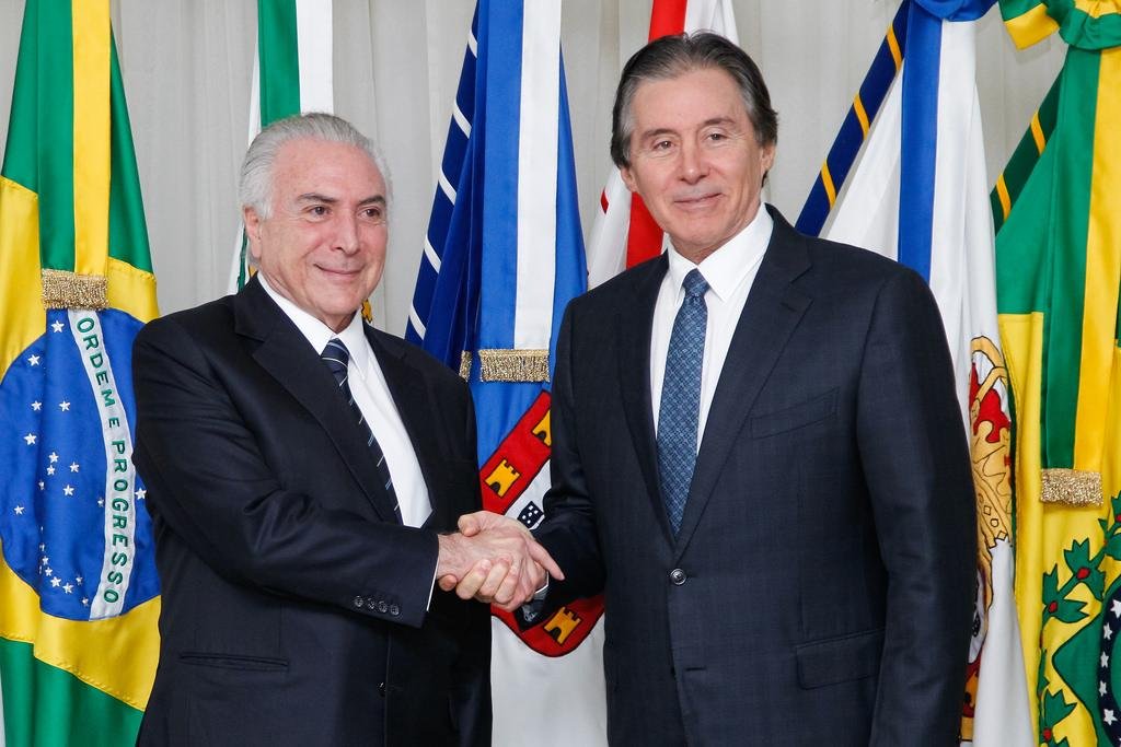 Presidente Michel Temer transmitiu o cargo para o presidente do Senado, Eun&iacute;cio Oliveira