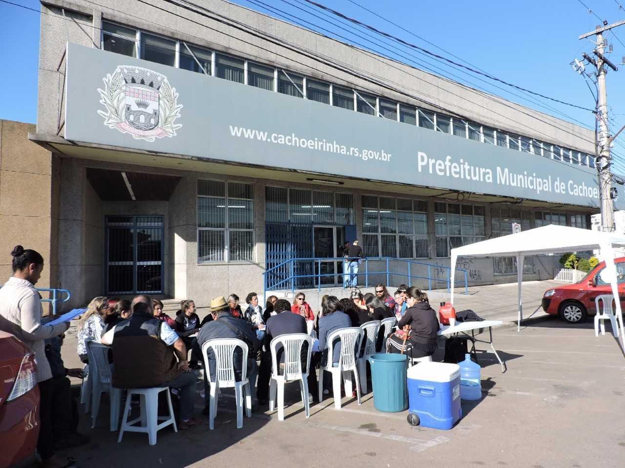 Servidores fazem vig&iacute;lia em frente a prefeitura de Cachoeirinha