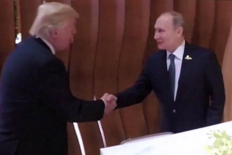 Trump e Putin apertam as m&atilde;os pela primeira vez na reuni&atilde;o do G20 