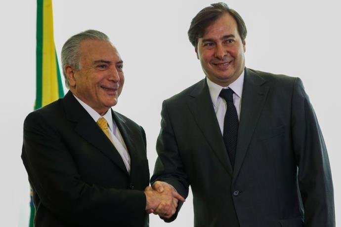"Eu aprendi em casa a ser leal e serei com presidente at&eacute; o final", diz Maia