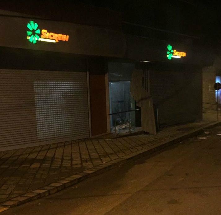 Ag&ecirc;ncia do Sicredi foi atacada por homens fortemente armados