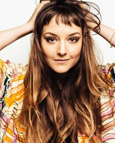 Cantora e compositora se divide entre Brasil e Portugal