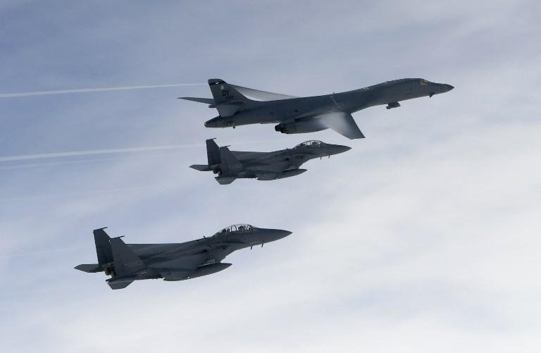 Minist&eacute;rio da Defesa da Coreia do Sul mostra o B-1B Lancer em um show de for&ccedil;a ap&oacute;s o &uacute;ltimo teste de m&iacute;sseis de Pyongyang