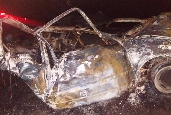 Um dos carros envolvidos no acidente incendiou