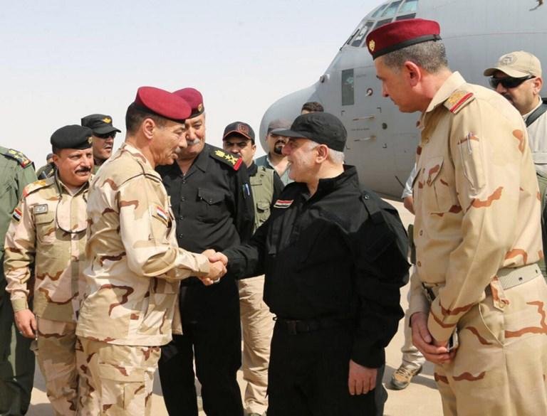  Haider Al-Abadi cumprimenta oficiais do ex&eacute;rcito ao chegar em mossul