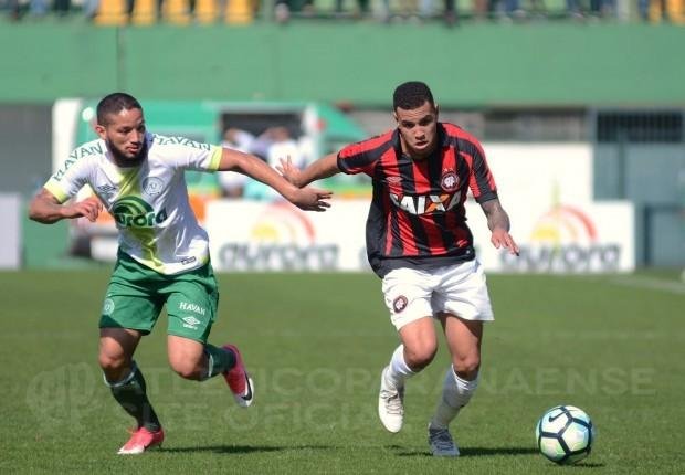 Chapecoense empata com o Atl&eacute;tico-PR e chega a 5 jogos sem vit&oacute;ria no Brasileir&atilde;o