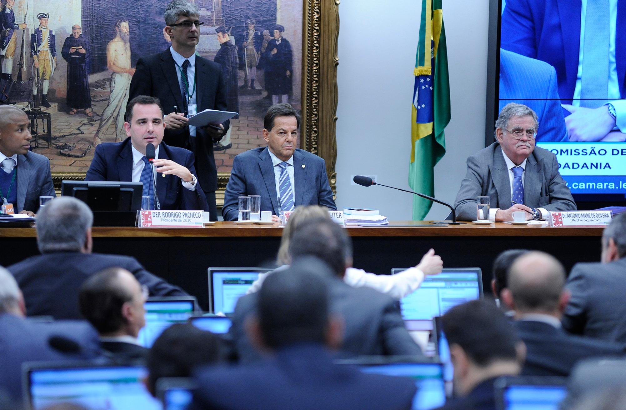 Relator l&ecirc; parecer na CCJ sobre den&uacute;ncia contra Temer
