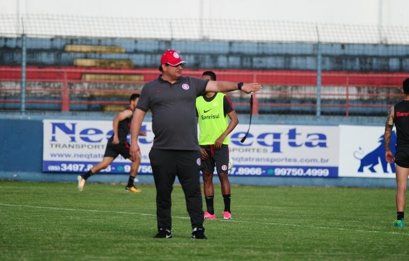 Guto Ferreira deve repetir equipe do empate com Crici&uacute;ma