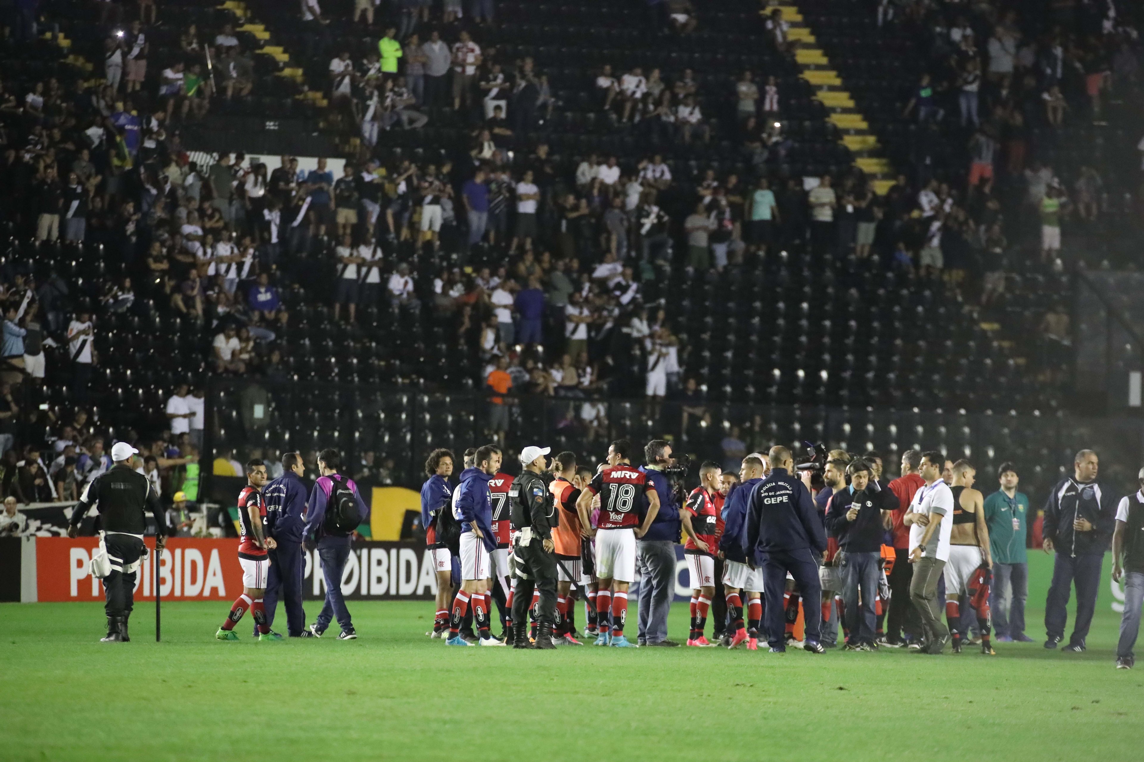 Jogadores do Flamengo tiveram dificuldade para deixar gramado de S&atilde;o Janu&aacute;rio por confus&atilde;o na torcida