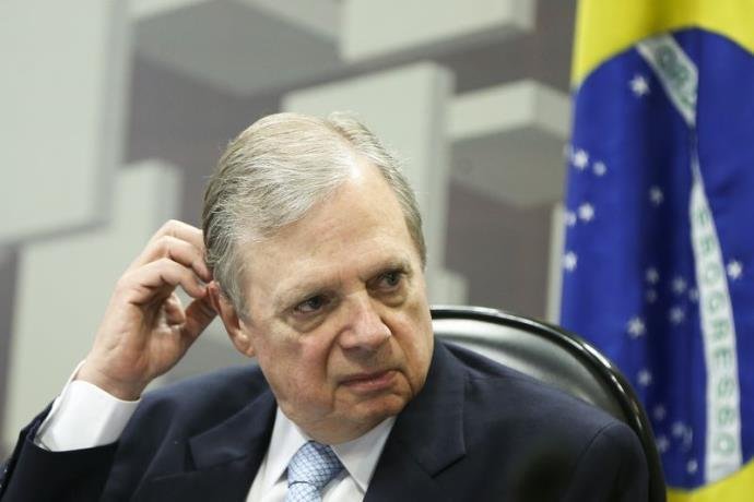 Senador disse que sigla deve fazer uma "renova&ccedil;&atilde;o total" de seus quadros em agosto