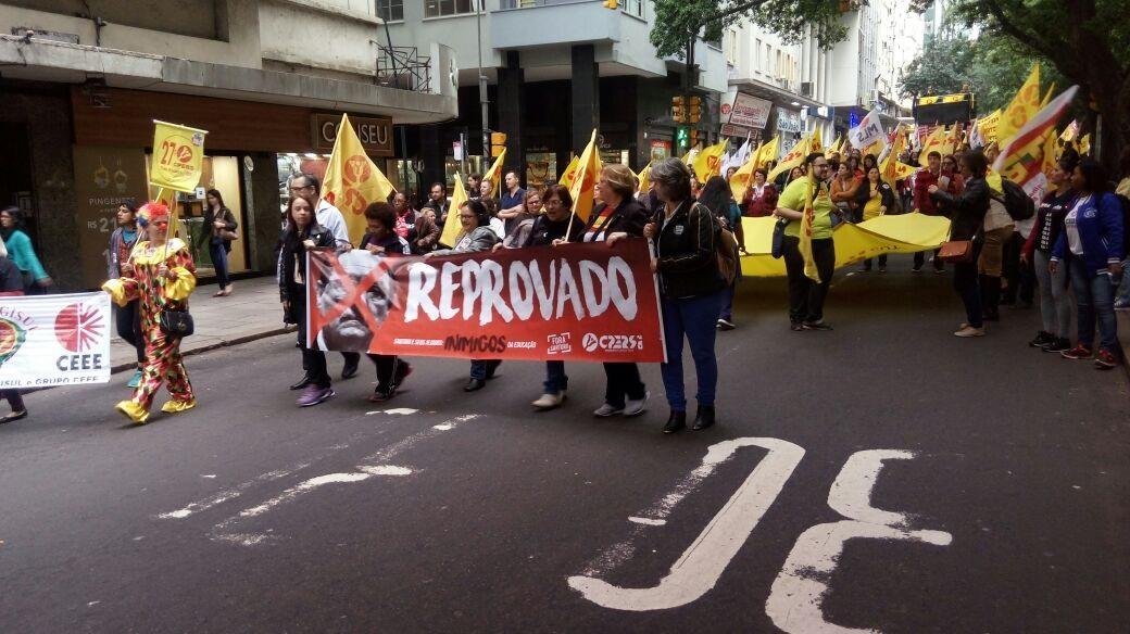 Cerca de 300 professores participaram de caminhada no Centro