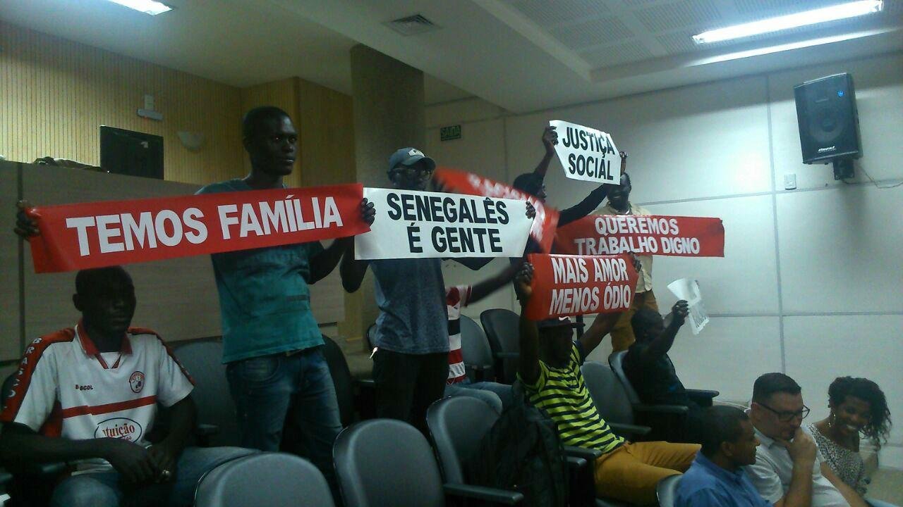 Senegaleses realizam protesto em Novo Hamburgo ap&oacute;s prefeitura retirar mercadorias das ruas