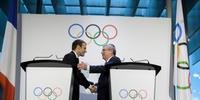 Presidente Emmanuel Macron cumprimenta o presidente do COI Thomas Bach durante cerimônia para Olimpíadas de 2024