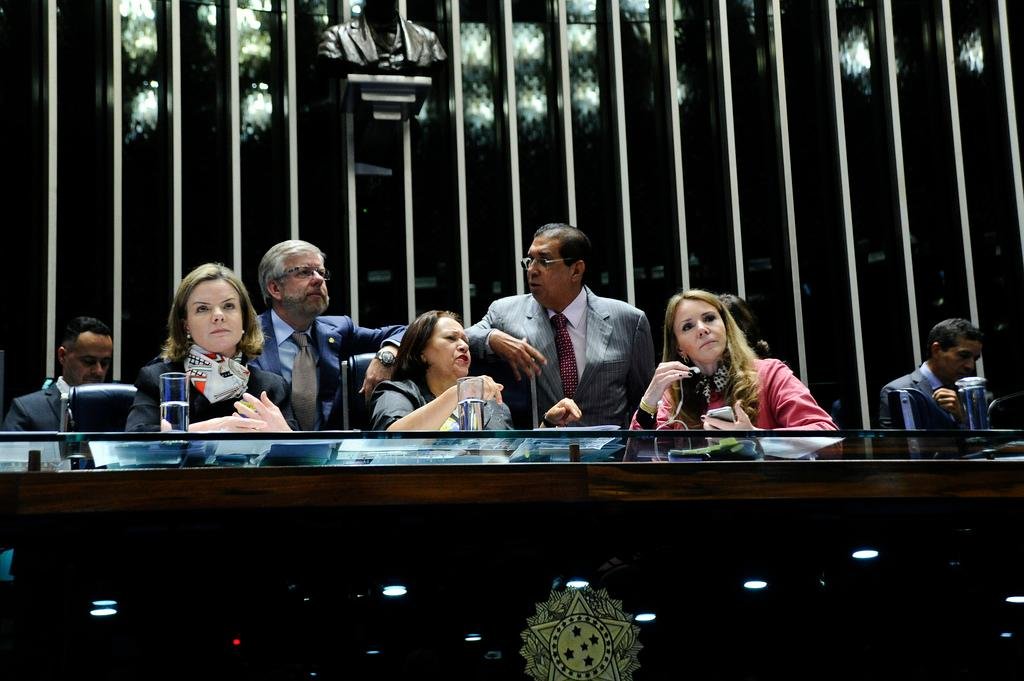 Senadoras Gleisi Hoffmann (PT-PR), L&iacute;dice da Mata (PSB-BA) e F&aacute;tima Bezerra (PT-RN) ocuparam a Mesa Diretora no Senado