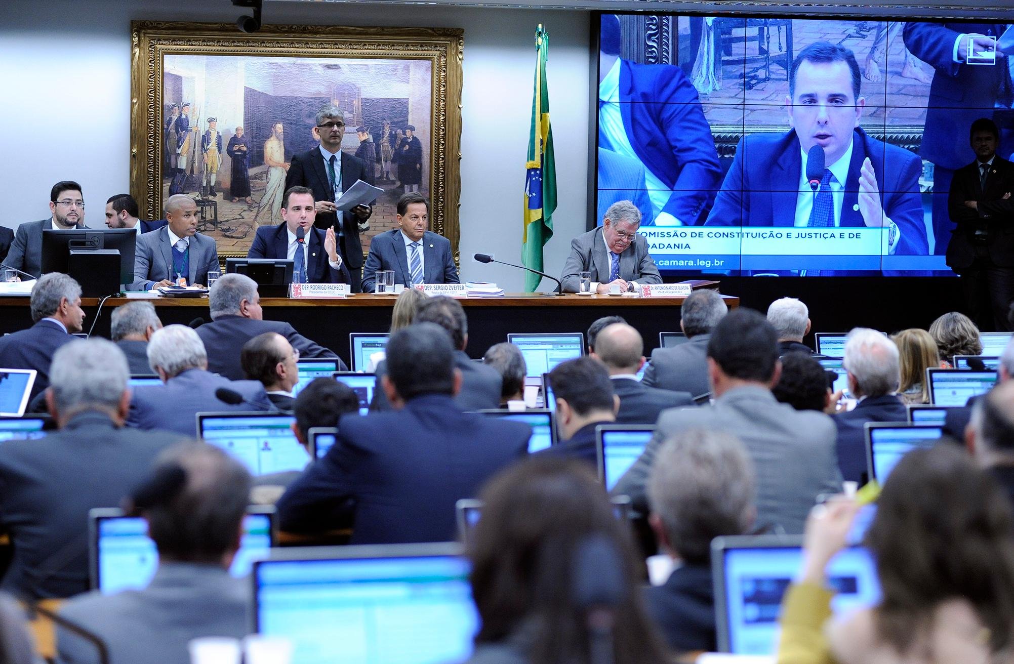 Relator sofre press&atilde;o de colegas para deixar o partido