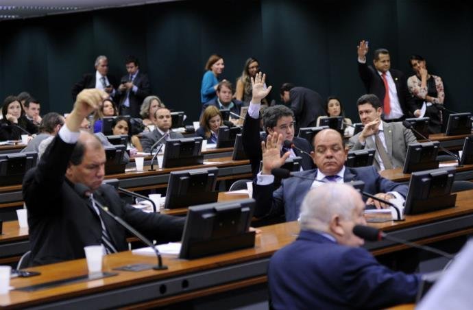 CCJ da C&acirc;mara retoma hoje sess&atilde;o para debater den&uacute;ncia de corrup&ccedil;&atilde;o contra Temer