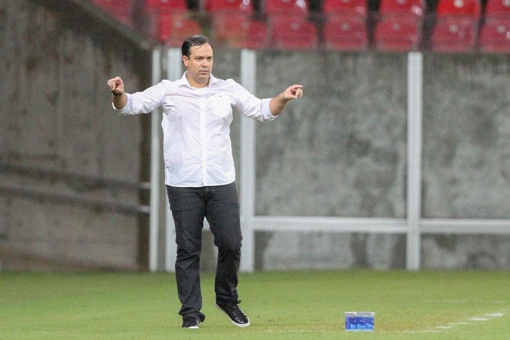 T&eacute;cnico do CRB est&aacute; invicto na S&eacute;rie B