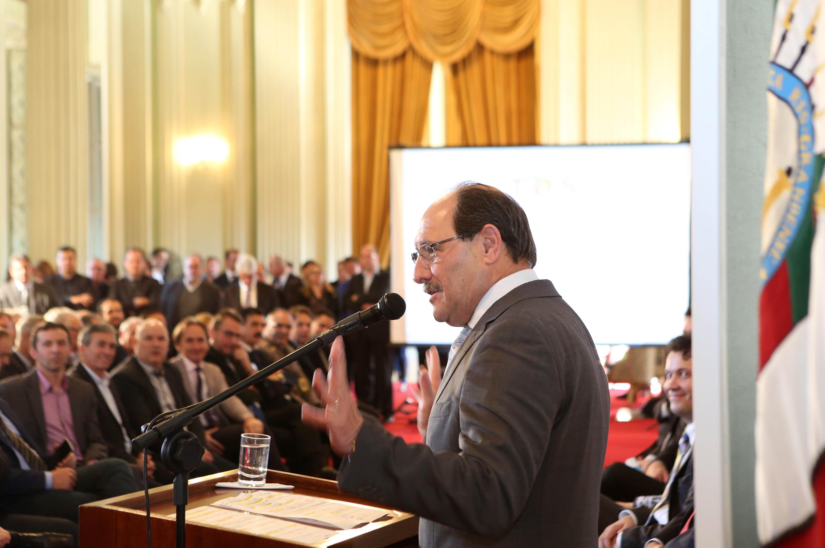 Cerim&ocirc;nia no Pal&aacute;cio Piratini lan&ccedil;ou o projeto el&eacute;trico do governo Jos&eacute; Ivo Sartori
