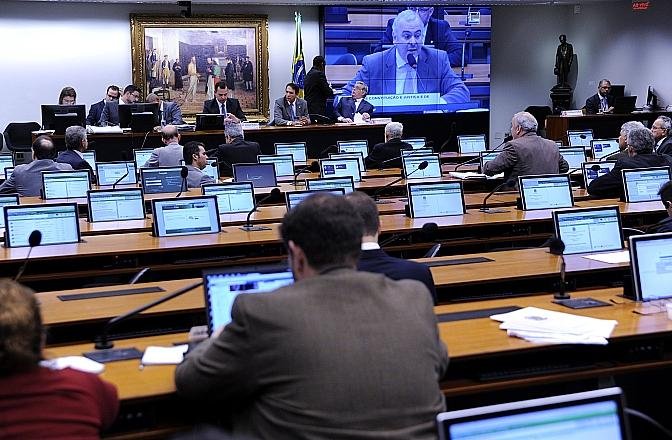 Trocas na CCJ garantem vit&oacute;ria e Centr&atilde;o d&aacute; 100% dos votos contra den&uacute;ncia