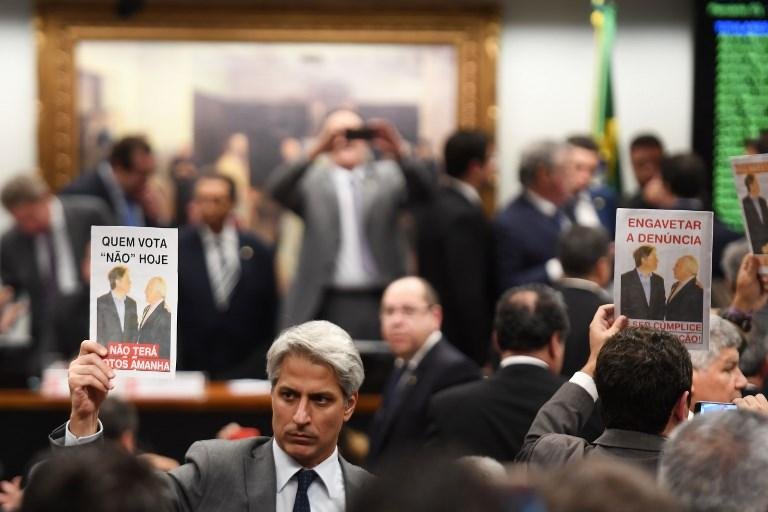 Oposi&ccedil;&atilde;o realizou protesto durante a vota&ccedil;&atilde;o