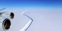 Barreira de gelo tem área de 5,8 mil quilômetros quadrados e pesa 1 trilhão de toneladas