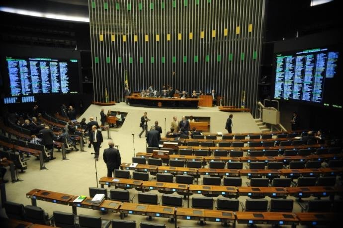 Faltando pelo menos 27 deputados, sess&atilde;o foi transferida para segunda-feira