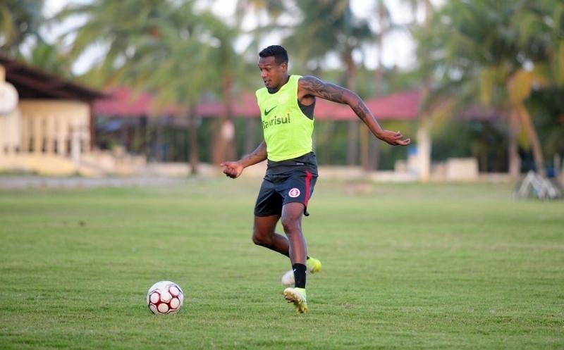 Edenilson entra em campo pendurado para enfrentar o CRB