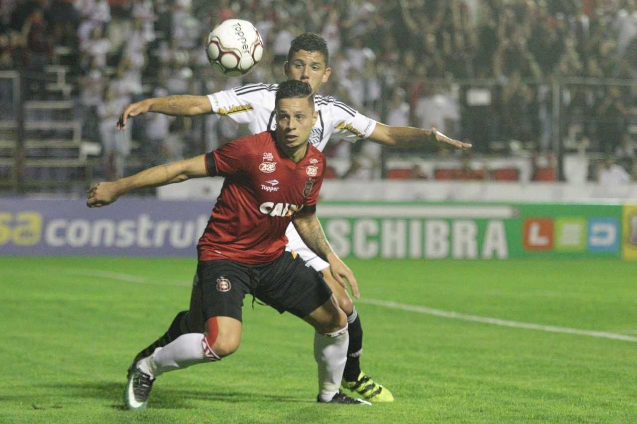 Time catarinense ganhou por 2 a 1, mesmo com um jogador a menos em praticamente todo o segundo tempo