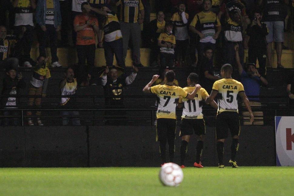 Time catarinense venceu o Goi&aacute;s por 1 a 0, no est&aacute;dio Heriberto H&uuml;lse