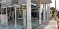 Criminosos fazem cordão humano e explodem agência bancária no Litoral Sul