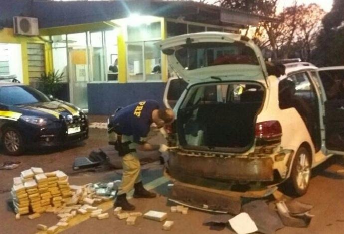 Tabletes de maconha estavam escondidos em fundos falsos no banco e no para-choque