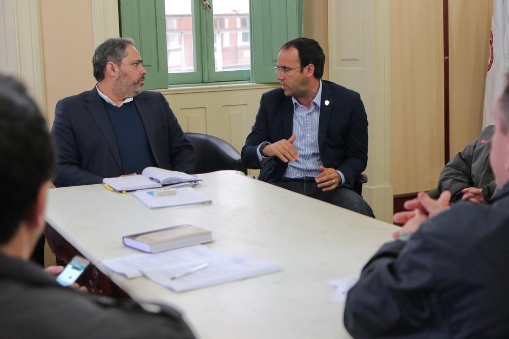 Vice-prefeito Gustavo Paim durante audi&ecirc;ncia com representantes ao lado do vereador Mois&eacute;s Barbosa