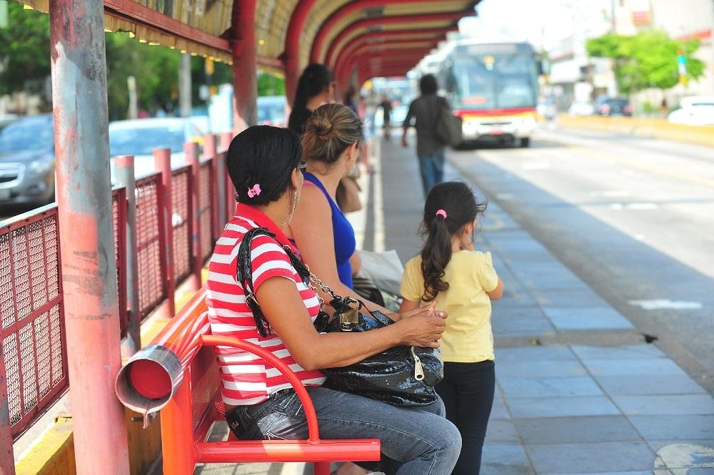 Usu&aacute;rios do transporte p&uacute;blico reclamam dos terminais em Porto Alegre 
