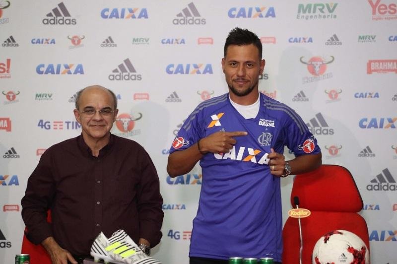 Flamengo confirma Diego Alves como novo refor&ccedil;o