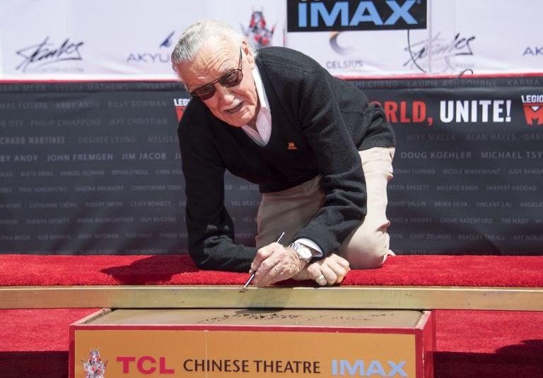 Stan Lee, lenda da Marvel, deixa sua marca no cimento de Hollywood