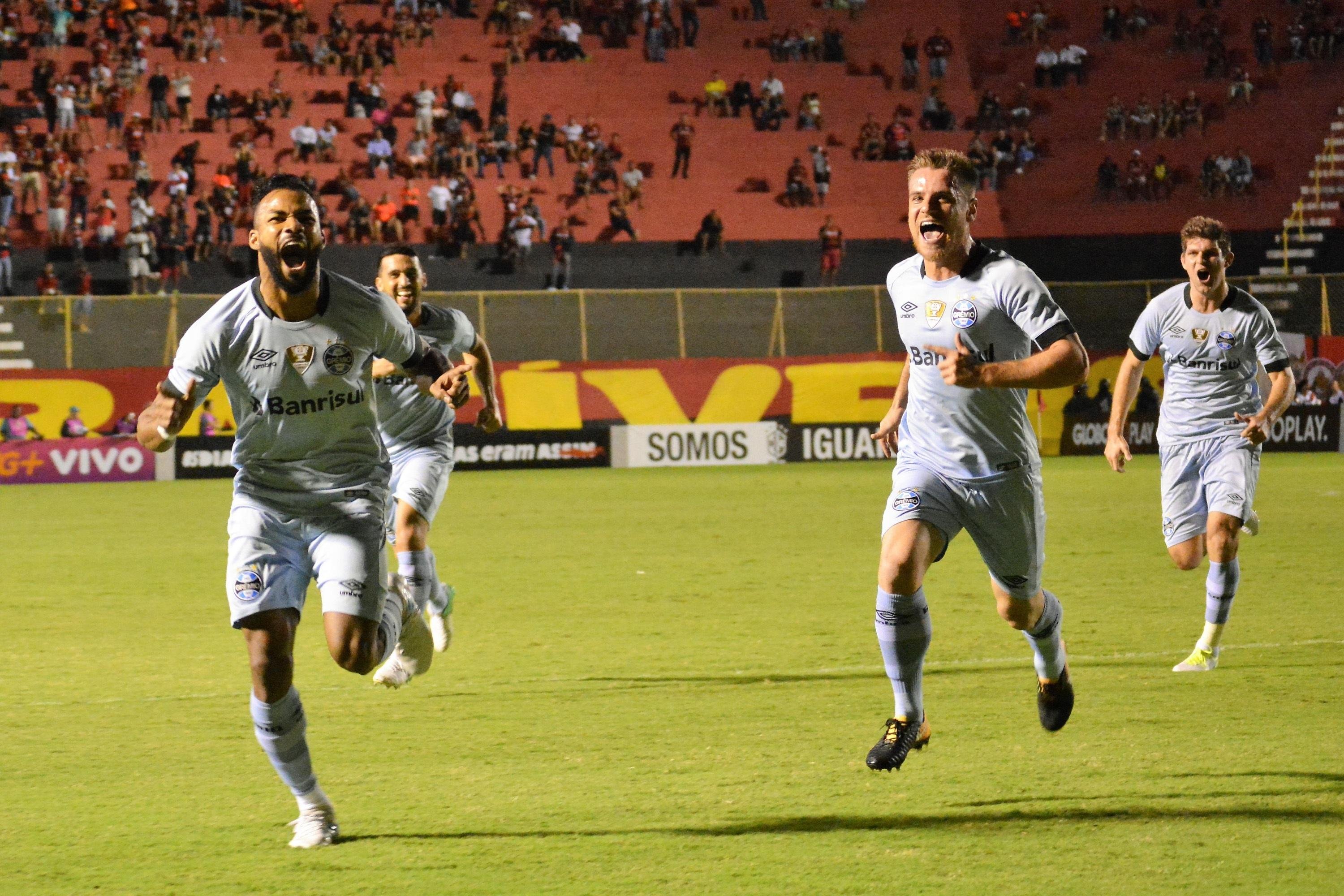 Fernandinho comanda triunfo do Gr&ecirc;mio sobre Vit&oacute;ria 