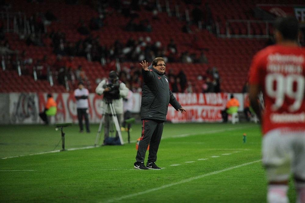 Guto ganha tempo no comando do Inter