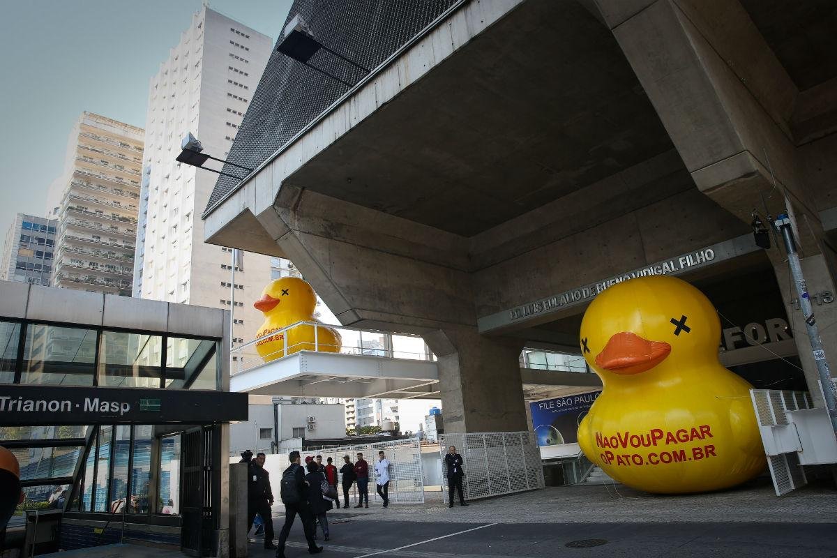 Fiesp volta expor o pato amarelo em protesto contra o aumento de impostos