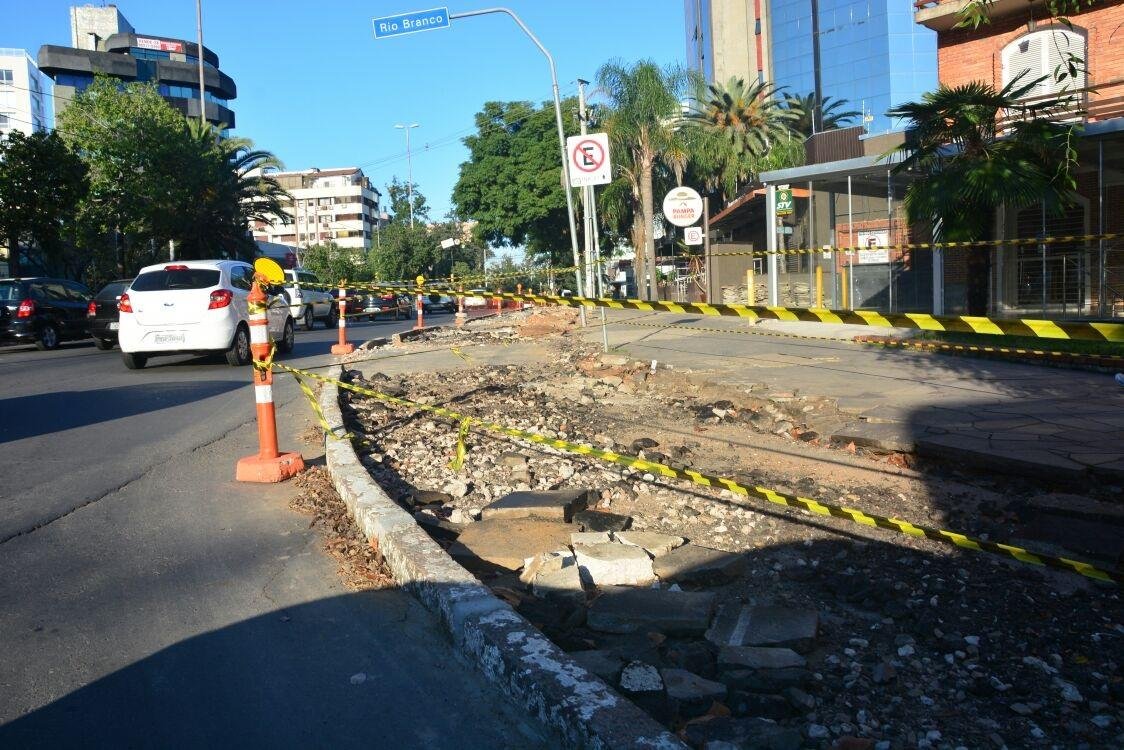 Ciclovia est&aacute; sendo constru&iacute;da junto ao meio-fio