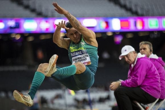 O atleta Mateus Evangelista ganha medalha de prata no salto em dist&acirc;ncia T37, sua terceira no Mundial de Atletismo Paral&iacute;mpico em Londres